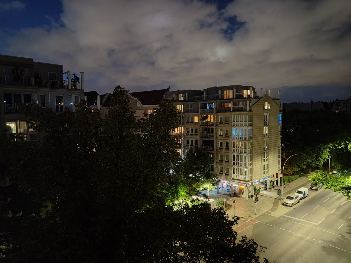 Bei Nachtaufnahmen macht das 10T im Nachtmodus scharfe Aufnahmen, die Belichtung ist aber dunkler als bei manchen Konkurrenten. (Bild: Tobias Költzsch/Golem.de)